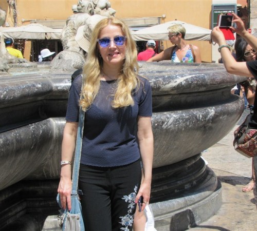 Roma... Dinanzi alla fontana di Piazza della Rotonda...