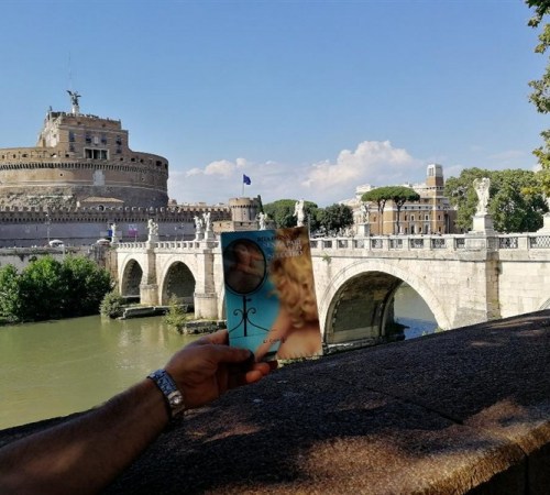 Senza-Pari-allo-specchio-...-Sullo-sfondo-Castel-SantAngelo...