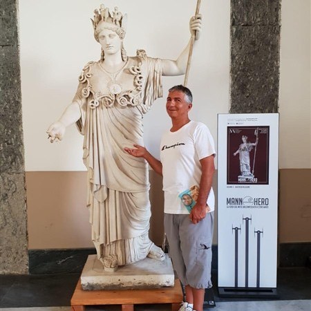 Atena-Gino-e-il-libro...-al-Museo-archeologico-di-Napoli...
